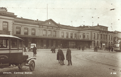 2499 Gezicht op het Centraal Station (Stationsplein) te Utrecht.